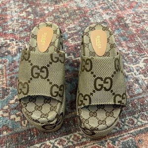 G logo platform slide